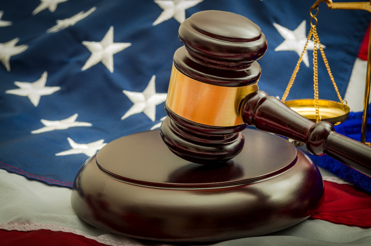 El Departamento de Justicia Impone Nuevos Plazos de Producción y Cuotas de Finalización de Casos para los Jueces de Inmigración de los EE. UU.